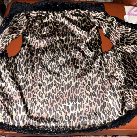 Super comfy Faux Fur Vest w/gold sequin flecks throughout. Lined sleekly - Picture 12 of 14